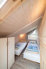 Schlafzimmer mit zwei Einzelbetten - Ferienhaus Wellnessoase - Top-Hundeurlaub