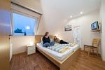 Schlafzimmer mit Doppelbett - Ferienwohnung Kiebitz IV - Top-Hundeurlaub