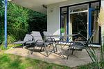 Süd-Terrasse mit Gartenmöbeln und Sonnenliegen - Wohnung 04 - Achterwind - Top-Hundeurlaub