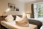 Schlafzimmer mit Doppelbett - Wohnung 04 - Achterwind - Top-Hundeurlaub