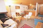 Wohnzimmer mit Sofa und Cheminée - Apartment Kaiser - Top-Hundeurlaub