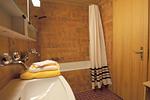 Badezimmer mit Badewanne - Apartment Kaiser - Top-Hundeurlaub