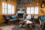Rustikal eingerichtetes Wohnzimmer mit einem Kamin - Chalet Theresia - Top-Hundeurlaub