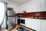 Küche mit grossem Kühlschrank und Mikrowelle - Apartment Panoramablick - Top-Hundeurlaub