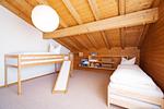 Das Kinderzimmer hat ein Hochbett mit einer Rutschbahn und ein Stapelbett - Apartment zum Leist - Top-Hundeurlaub