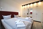 Schlafzimmer 1 Kleiderschrank - Strandstraße 18c, Whg. 7, Haus Paul - Top-Hundeurlaub