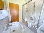 Cuxland-Fewo-Service - Residenz Grantz - Wohnung 1  - Badezimmer - Residenz Grantz Wohnung 1 - Top-Hundeurlaub
