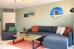 Wohnzimmer mit Sofaecke und Sessel - Wohnung 24 - Top-Hundeurlaub