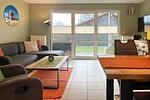 Wohnzimmer mit Blick zur Terrasse - Wohnung 24 - Top-Hundeurlaub