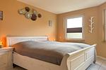 erstes Schlafzimmer mit Doppelbett - Wohnung 24 - Top-Hundeurlaub