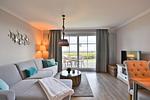 Strandmuschel Haffkrug: Modernes Wohnzimmer mit Zugang zur Terrasse und Ostseeblick. - Strandmuschel - Top-Hundeurlaub