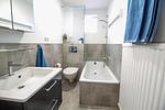 Nautic Lounge – Beach View: Modernes Bad mit Dusche, Badewanne und stilvollem Design. - Nautic Lounge  - Beach View - Top-Hundeurlaub