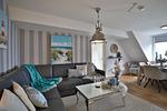 Nautic Lounge – Sea View: Eleganter Wohnbereich mit großer Couch, maritimer Deko und viel Licht. - Nautic Lounge - Sea View - Top-Hundeurlaub