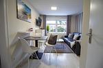Gemütlicher Wohn- und Essbereich der Nautic Lounge – Beach House 1 mit Schlafsofa, Smart-TV und modernem Interieur. - Nautic Lounge  - Beach House 1 - Top-Hundeurlaub