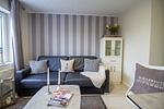Stilvoller Wohnbereich der Nautic Lounge – Beach House 1 mit gemütlichem Sofa, maritimer Deko und eleganter Vitrine. - Nautic Lounge  - Beach House 1 - Top-Hundeurlaub
