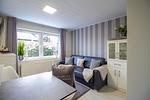 Heller Wohnbereich der Nautic Lounge – Beach House 1 mit Sofa, Fensterfront und maritimer Einrichtung. - Nautic Lounge  - Beach House 1 - Top-Hundeurlaub