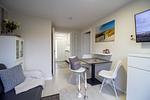 Essbereich der Nautic Lounge – Beach House 1 mit Blick zur Küche und maritimen Details an der Wand. - Nautic Lounge  - Beach House 1 - Top-Hundeurlaub