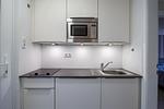 Gemütliches Sofa im maritimen Stil der Nautic Lounge – Beach House 1 mit Blick auf die Fensterfront. - Nautic Lounge  - Beach House 1 - Top-Hundeurlaub