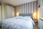 Boxspringbett und großer Kleiderschrank im Schlafzimmer der Nautic Lounge – Beach House 1. - Nautic Lounge  - Beach House 1 - Top-Hundeurlaub