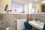 Modernes Bad der Nautic Lounge – Beach House 1 mit Tageslichtfenster, Waschbecken und Wandspiegel. - Nautic Lounge  - Beach House 1 - Top-Hundeurlaub