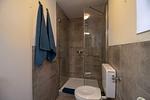 Modernes Duschbad der Nautic Lounge – Beach House 1 mit Glasdusche, WC und stilvollen Fliesen. - Nautic Lounge  - Beach House 1 - Top-Hundeurlaub