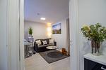 Heller Wohnbereich der Nautic Lounge – Beach House 2 mit modernem Sofa, gemütlicher Sitzecke und stilvoller Dekoration. - Nautic Lounge - Beach House 2 - Top-Hundeurlaub