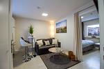 Wohn- und Schlafbereich der Nautic Lounge – Beach House 2 mit gemütlichem Sofa, Essbereich & Boxspringbett – modern. - Nautic Lounge - Beach House 2 - Top-Hundeurlaub