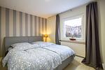Nautic Lounge – Beach House 2: Moderner Wohn- und Schlafbereich mit Sofa, Essplatz und Boxspringbett - Nautic Lounge - Beach House 2 - Top-Hundeurlaub