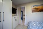 Schlafzimmer der Nautic Lounge – Beach House 2 mit Smart-TV, Kleiderschrank und modernem Ambiente. - Nautic Lounge - Beach House 2 - Top-Hundeurlaub