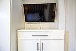 Smart-TV im Schlafzimmer der Nautic Lounge – Beach House 2 für entspanntes Streaming im Urlaub. - Nautic Lounge - Beach House 2 - Top-Hundeurlaub