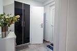 Heller Flur der Nautic Lounge – Beach House 2 mit Garderobenschrank und stilvoller Dekoration. - Nautic Lounge - Beach House 2 - Top-Hundeurlaub