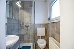 Modernes Tageslichtbad der Nautic Lounge – Beach House 2 mit Dusche und WC. - Nautic Lounge - Beach House 2 - Top-Hundeurlaub