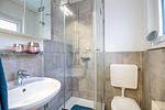 Modernes Bad der Nautic Lounge – Beach House 2 mit Dusche, WC und Tageslicht. - Nautic Lounge - Beach House 2 - Top-Hundeurlaub
