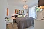 Modernes Schlafzimmer mit Boxspringbett in der Ocean Breeze No 6, Niendorf am Timmendorfer Strand – hell und ruhig - Ocean Breeze No 6 - Top-Hundeurlaub