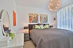 Helles Schlafzimmer mit Boxspringbett in der Ocean Breeze No 6, Niendorf am Timmendorfer Strand – modern und gemütlich. - Ocean Breeze No 6 - Top-Hundeurlaub