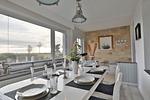 Nautic Lounge 45 – Helles Esszimmer im maritimen Stil mit Ostseeblick in Scharbeutz-Haffkrug. - Nautic Lounge 45 - Top-Hundeurlaub