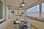 Nautic Lounge 45 – Stilvolles Esszimmer mit weißen Möbeln und großen Fenstern, maritimes Ambiente in Scharbeutz-Haffkrug - Nautic Lounge 45 - Top-Hundeurlaub