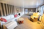 Wohnzimmer - Ferienhaus Captains Lodge Steinbergkirche - Top-Hundeurlaub