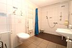 Badezimmer - Ferienanlage Dröse, Haus 8a - Fewo 8 (rolli-gerecht) - Top-Hundeurlaub