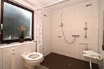 Badezimmer - Ferienanlage Dröse, Haus 8a - Fewo 7 (rolli-gerecht) - Top-Hundeurlaub