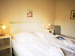 Schlafzimmer - Appartementhaus Kirchweg 19 Fewo 11 - SEESCHWALBE - Top-Hundeurlaub