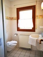 Badezimmer - Appartementhaus Kirchweg 19 Fewo 11 - SEESCHWALBE - Top-Hundeurlaub