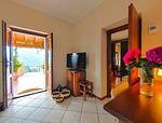 großes helles Wohnzimmer mit Zugang zum Terrassenbereich und Fernseher - Caninett - Top-Hundeurlaub