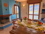 bunter Wohnzimmer mit Esstisch und Kamin - Maranina - Top-Hundeurlaub