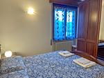 großes Doppelbett mit elegantem Blumenmuster - Maranina - Top-Hundeurlaub