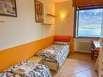 Schlafzimmer mit zwei Betten und großen Fenstern - Maranina - Top-Hundeurlaub