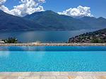 glasklarer Pool mit Seeblick und Bergkulisse - Sunrise Lodge - Top-Hundeurlaub