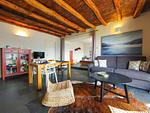 großes urig gemütliches Wohnzimmer mit gemütlicher Couch - Sunrise Lodge - Top-Hundeurlaub
