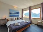 lichtdurchflutetes Schlafzimmer mit großem gemütlichem Bett - Sunrise Lodge - Top-Hundeurlaub