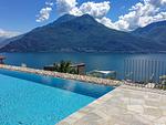 glasklarer Pool mit Seeblick und Bergkulisse - Sunrise Lodge - Top-Hundeurlaub